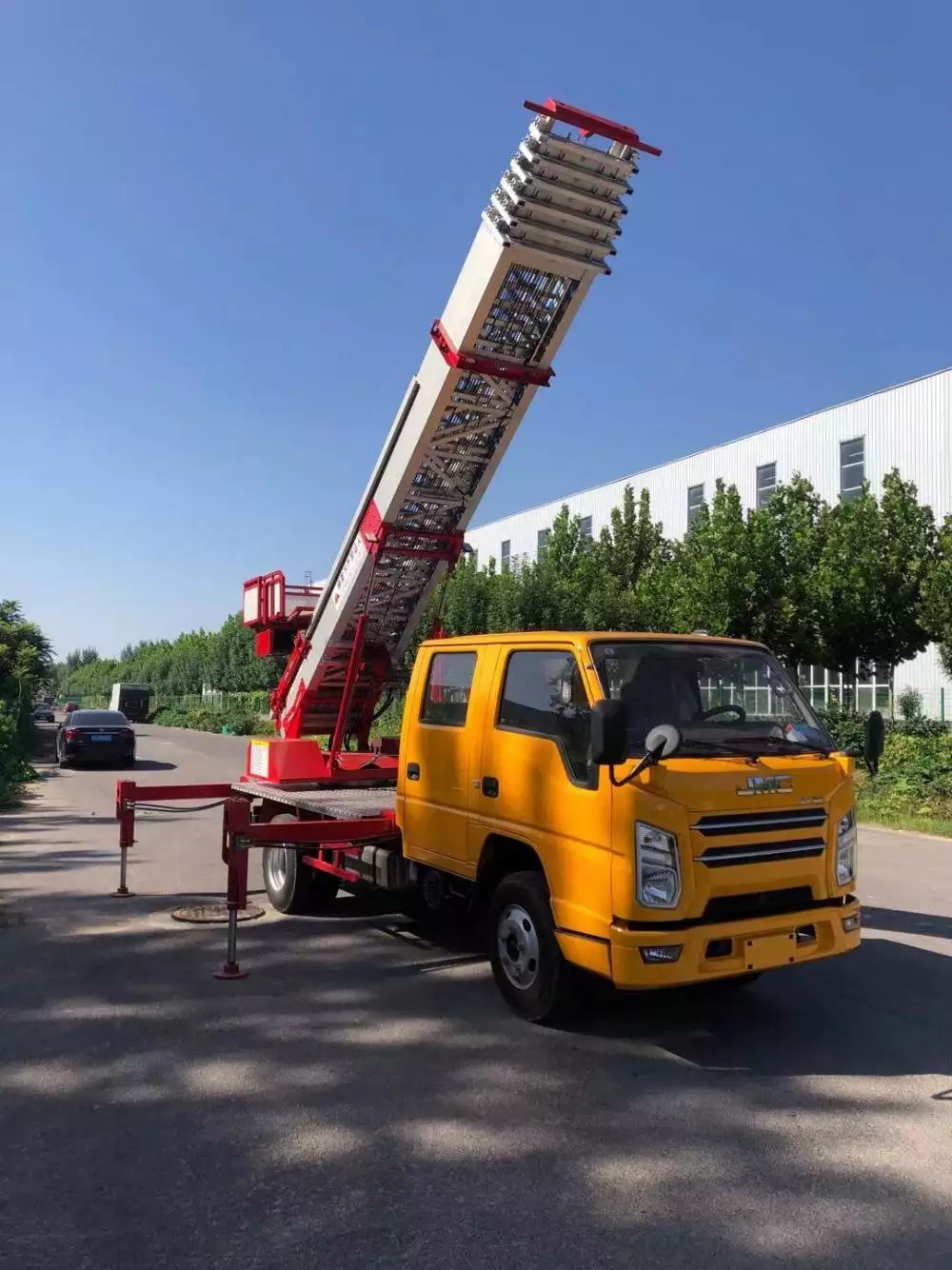 沉湖管委会附近的云梯车出租服务：轻松解决高空作业需求