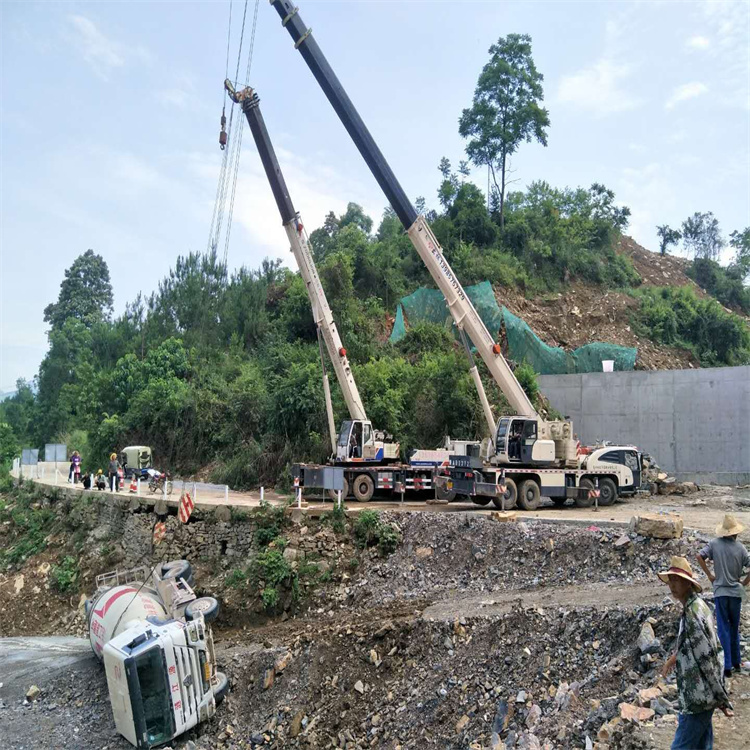 沉湖管委会汽车掉沟里叫吊车救援要多少钱